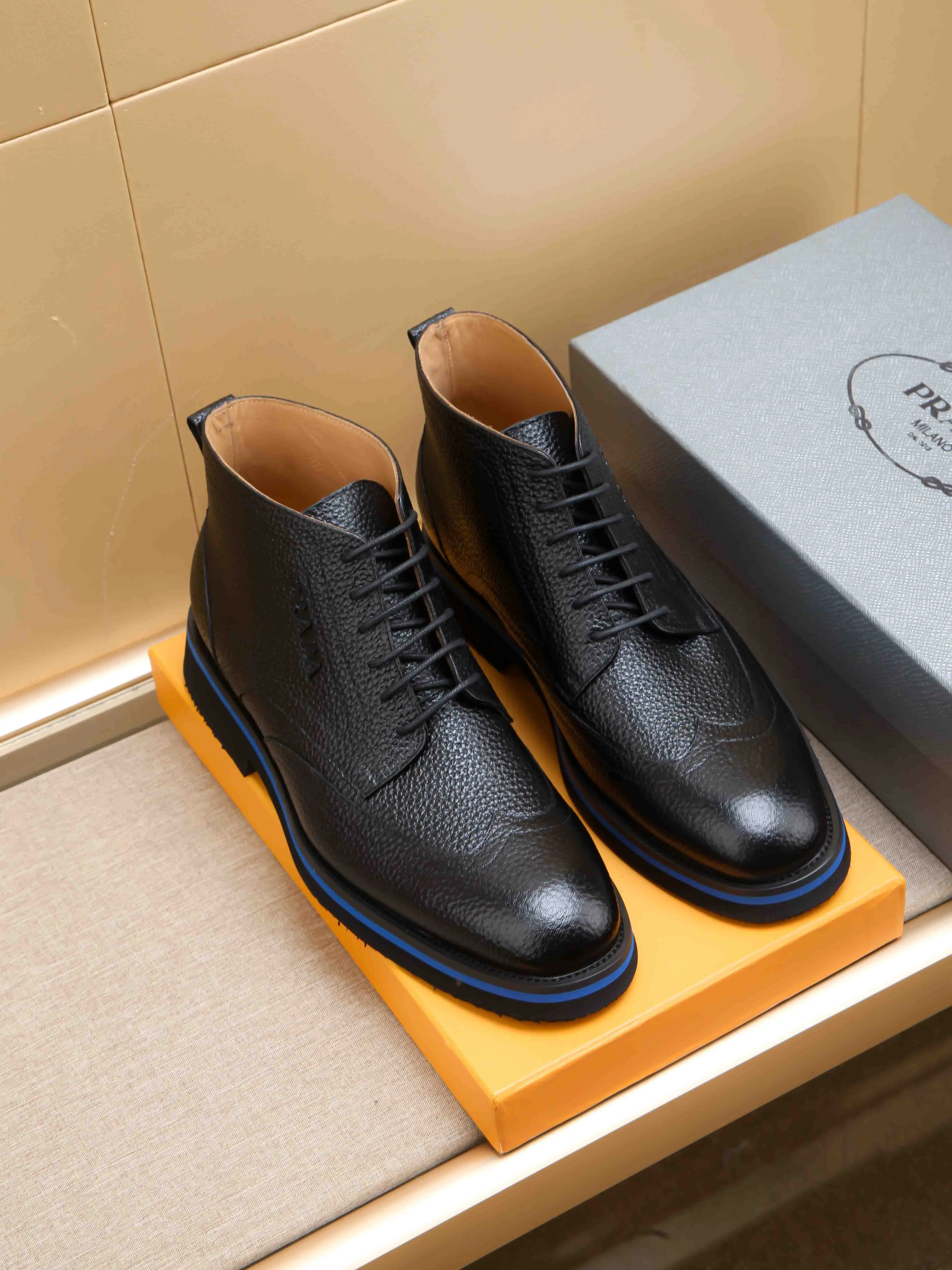 Men's shoes 💰620 💰 PRADA*——◾ Prada~Thick-soled men's shoes, original single-level perfect boutique, brogue style men's formal casual leather shoes, luxurious materials, imported cowhide, with water-dyed cowhide lining, 4.5cm increased PU foam lightweight outsole, perfectly restore the original classic, purchase the original 1:1 accurate replica, welcome all comparisons 🆚, the design is full of modernity, versatile and fashionable urban men! Size: 39-44 (38.45.46.47 customized)